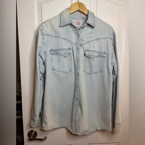 EUC Levi's Classic Men’s Western Light Blue Denim Shirt size xs